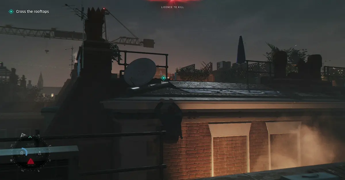 El Agente 007 escabulléndose de guardias armados en un patio europeo empapado por la lluvia