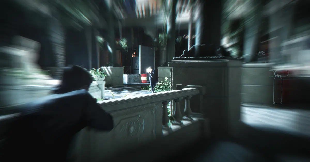 James Bond en un elegante esmoquin sosteniendo una pistola con silenciador en un pasillo poco iluminado