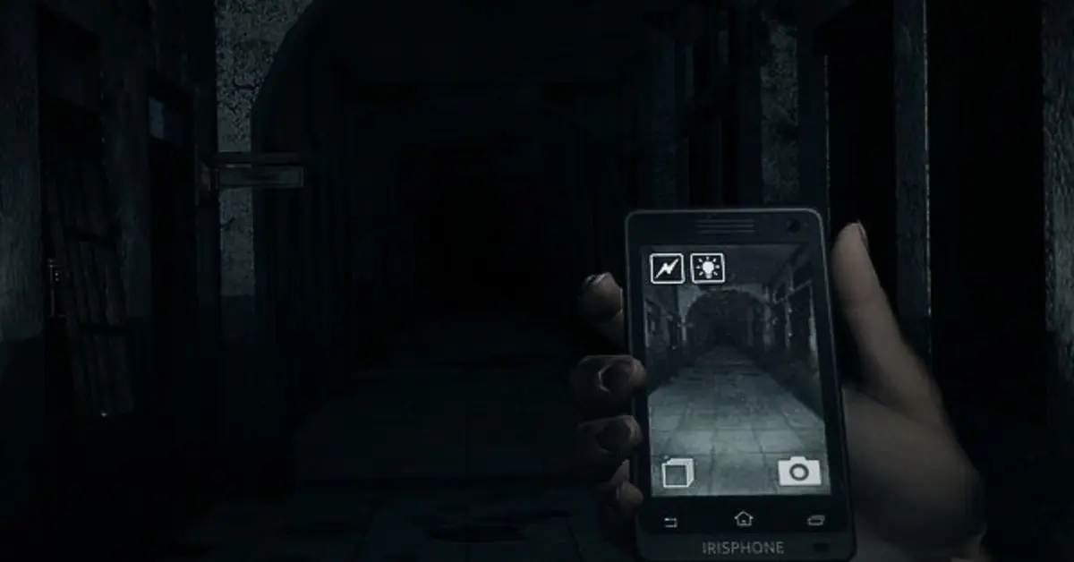 Linda de pie en un oscuro pasillo escolar apuntando la cámara de su teléfono inteligente a una entidad sobrenatural en DreadOut Remastered Collection