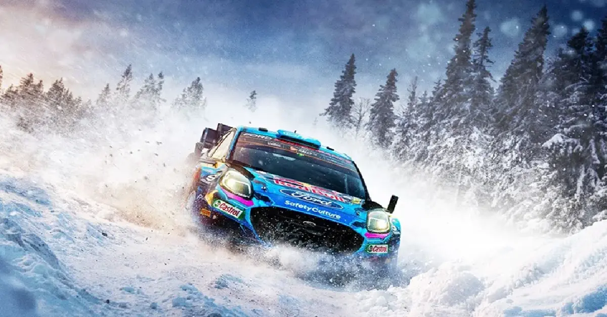 Coche de rally de EA Sports WRC derrapando agresivamente en un tramo forestal nevado