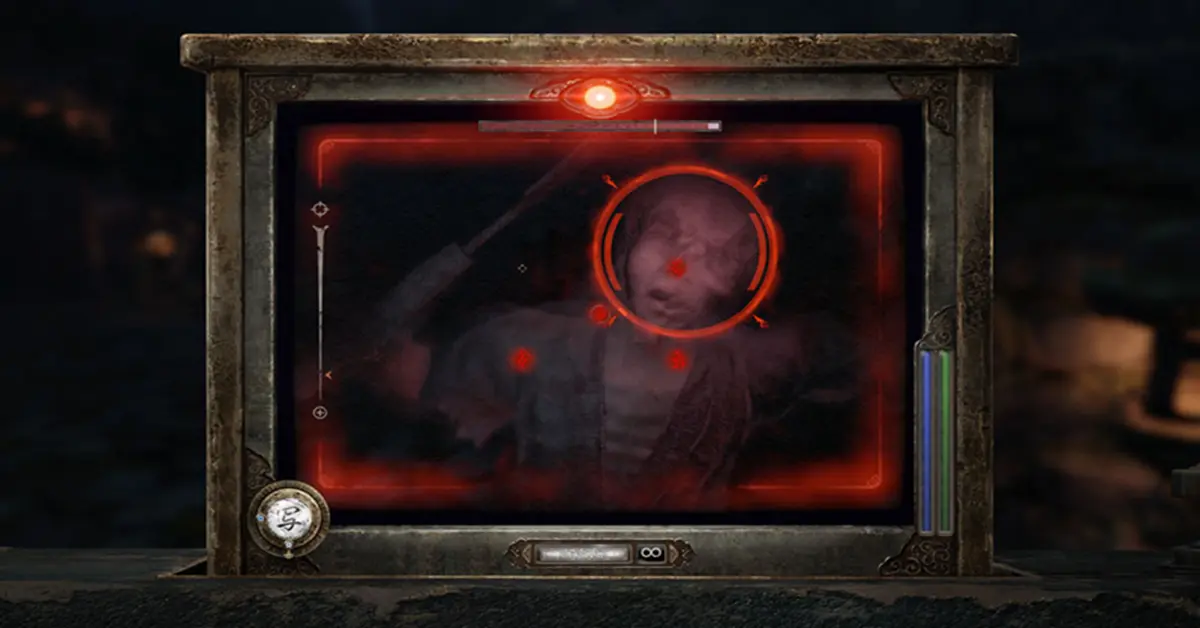 Mio mirando a través de la lente de la Cámara Oscura a un fantasma aterrador en Fatal Frame 2 Remake
