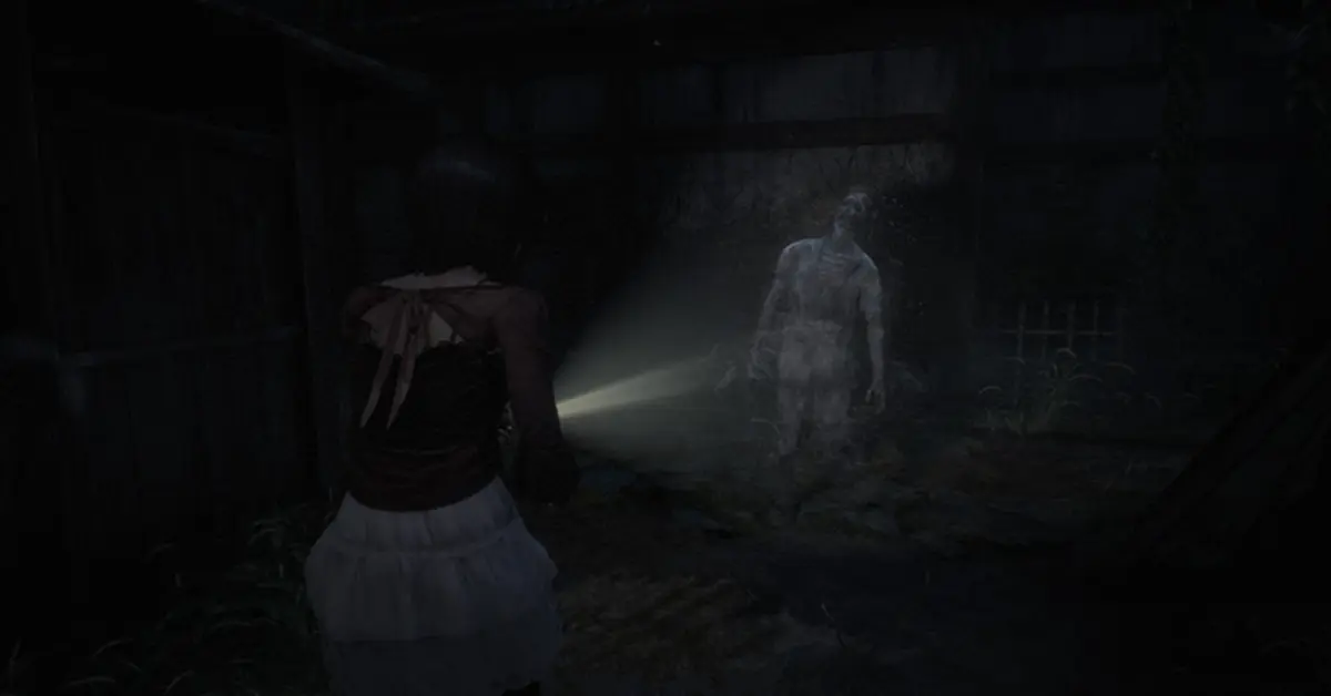 Mio apuntando la Camera Obscura a un fantasma amenazante en Fatal Frame II Remake