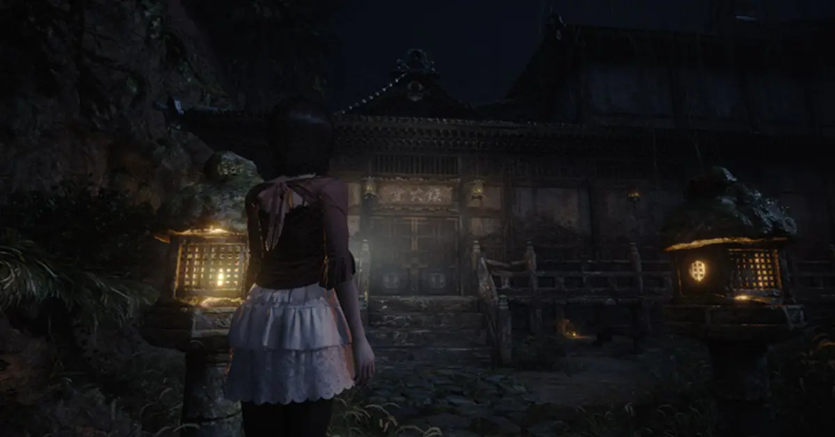 Vista espeluznante de la aldea embrujada de Minakami en Fatal Frame II Remake