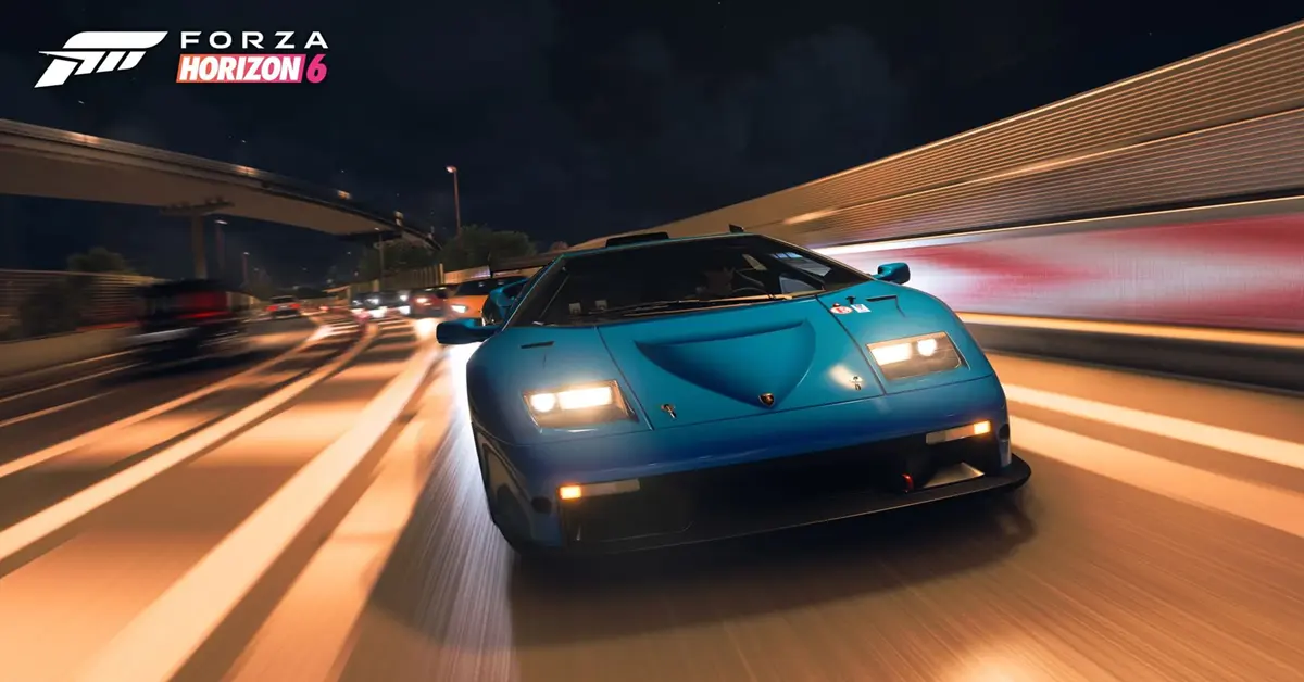 Un coche deportivo fuertemente modificado derrapando por las calles iluminadas por neón de Tokio en Forza Horizon 6.