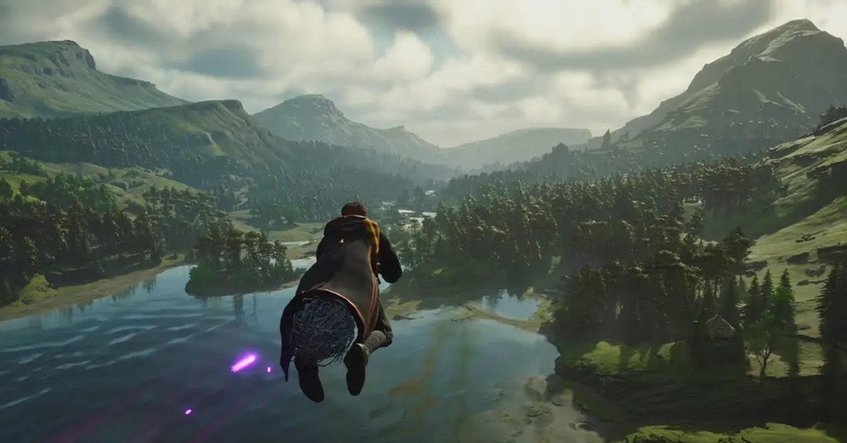 Un personaje volando en escoba sobre las Tierras Altas de Escocia en Hogwarts Legacy