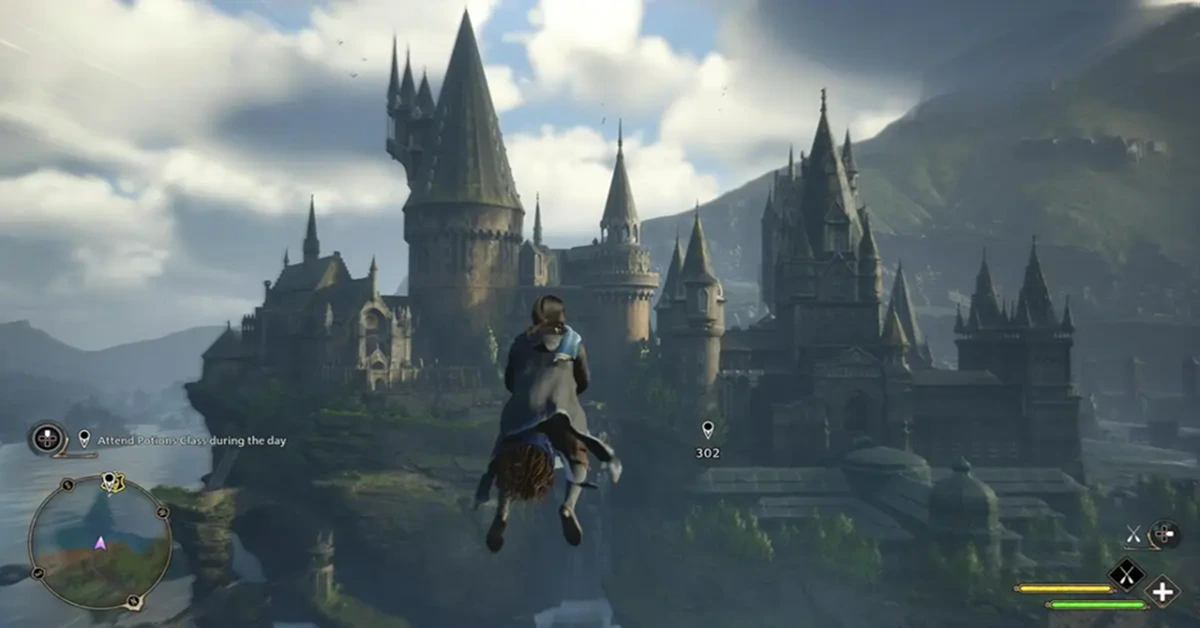 Personaje de Hogwarts Legacy volando en una escoba sobre las Tierras Altas de Escocia.