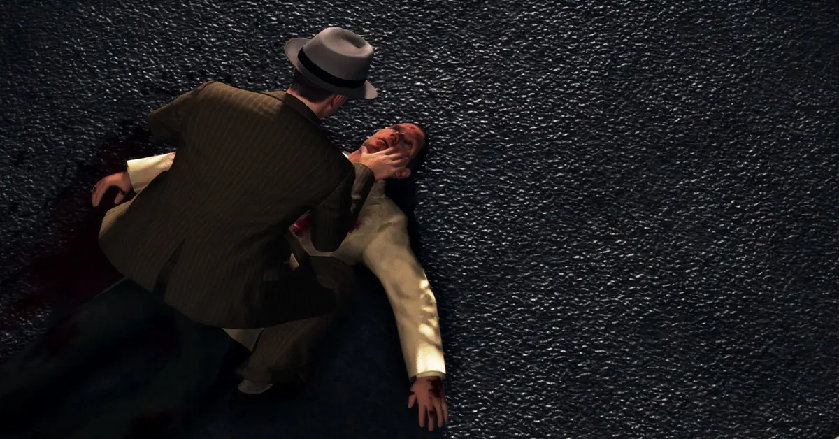 Cole Phelps examinando una prueba en la escena de un crimen en L.A. Noire