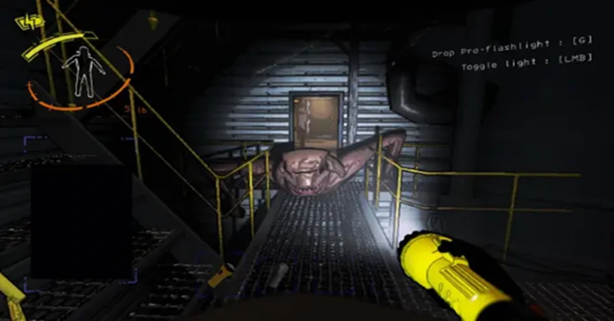 Jugadores de Lethal Company arrastrando chatarra pesada de metal pasando cerca de un peligroso monstruo Thumper