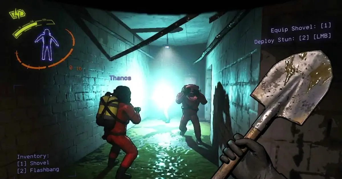 Jugadores usando la pala y granadas cegadoras en un oscuro corredor industrial en Lethal Company.