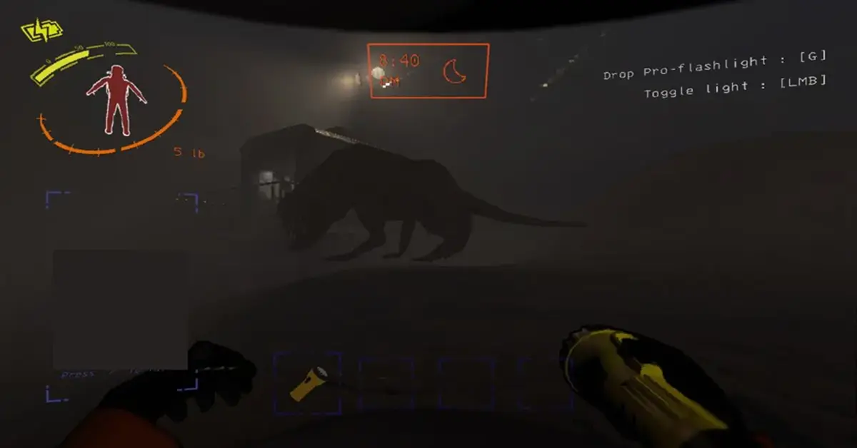 Vista en primera persona de un jugador escondiéndose de un monstruo perro gigante sin ojos dentro de la nave en Lethal Company
