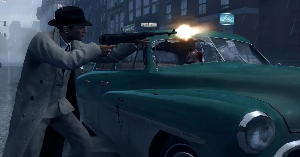 Vito Scaletta a cubierto detrás de un coche clásico durante un tiroteo en Mafia II: Definitive Edition