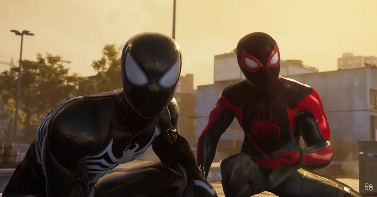 Peter Parker y Miles Morales parados juntos con sus trajes de Spider-Man en un techo de la ciudad de Nueva York.
