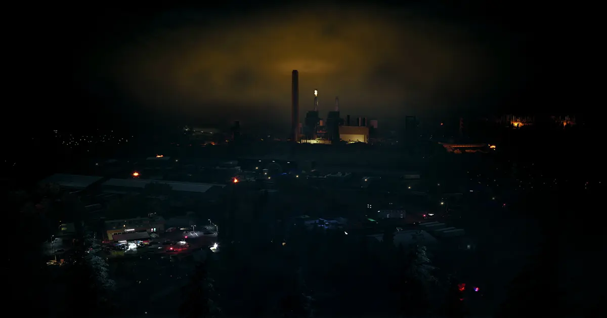 Un superviviente recorriendo un oscuro complejo industrial en No More Room in Hell 2