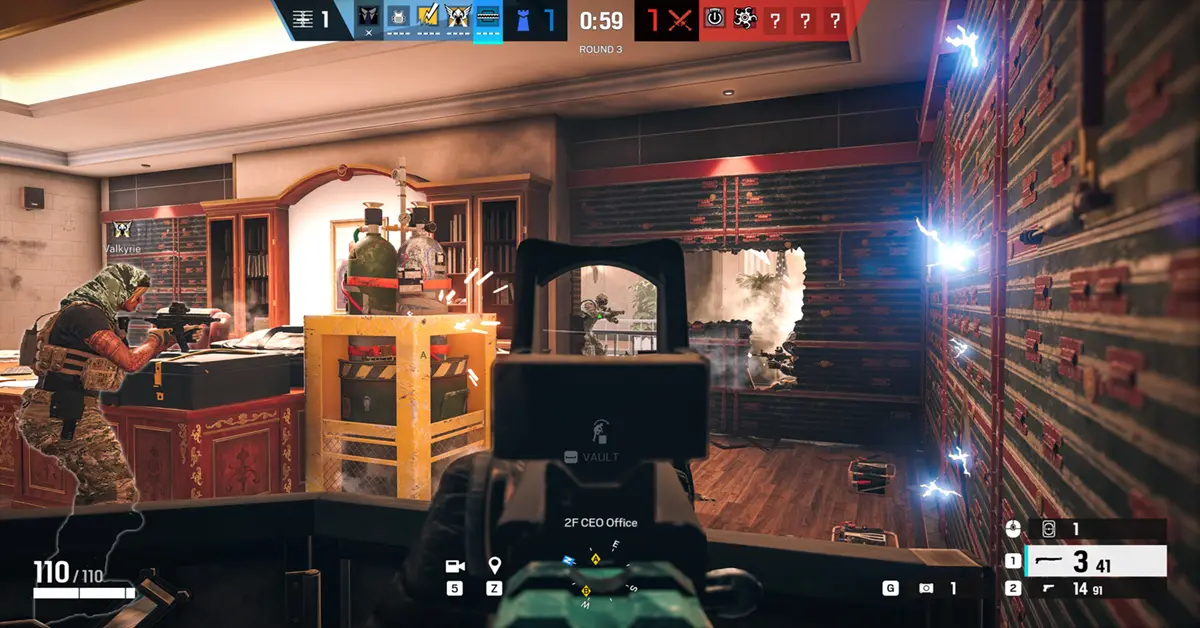 Agentes de Rainbow Six Siege irrumpiendo a través de una pared reforzada