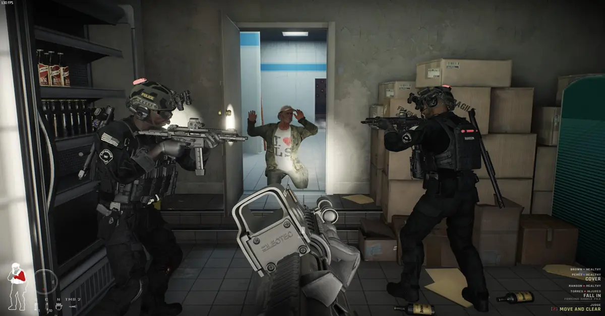 Vista en primera persona de un oficial del SWAT apuntando con un rifle con linterna acoplada