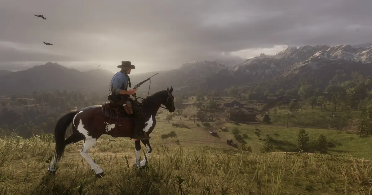 Arthur Morgan contemplando un vasto y brumoso valle a caballo en Red Dead Redemption 2