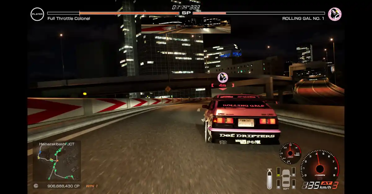 Los rivales en la autopista reaccionan a tu estilo de conducción en intensas batallas de SP.