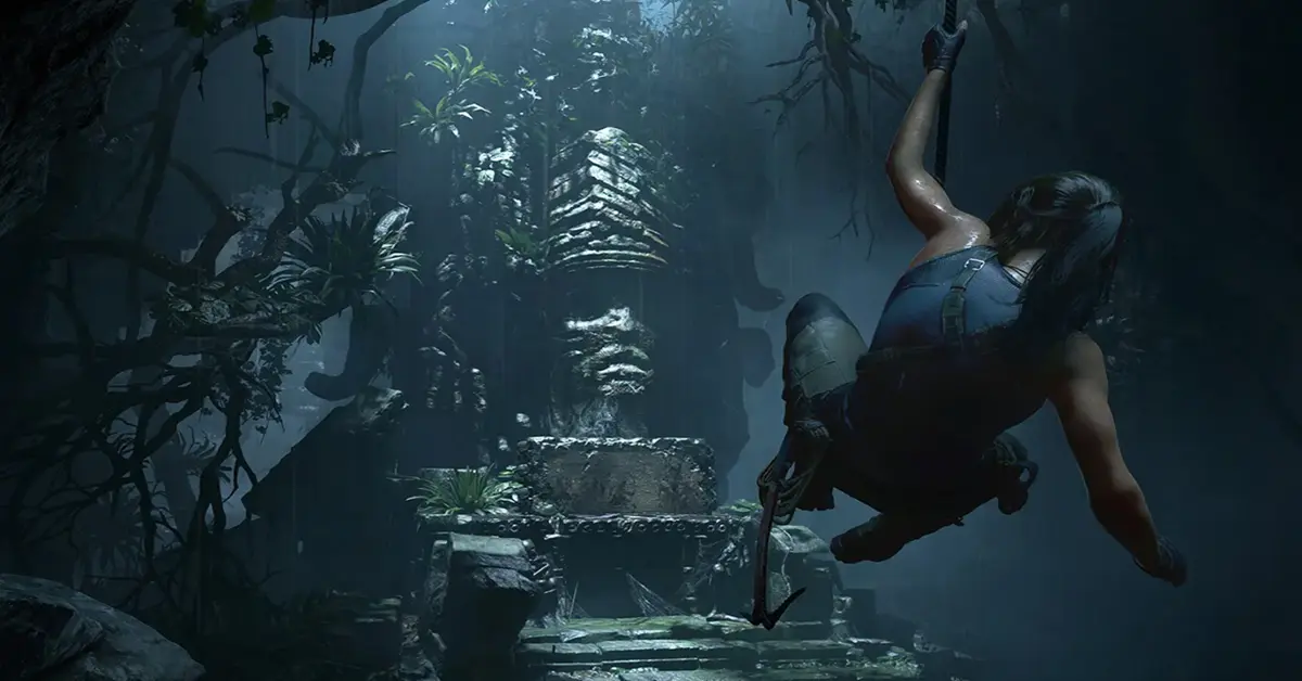 Lara Croft explorando una enorme tumba antigua en Shadow of the Tomb Raider.
